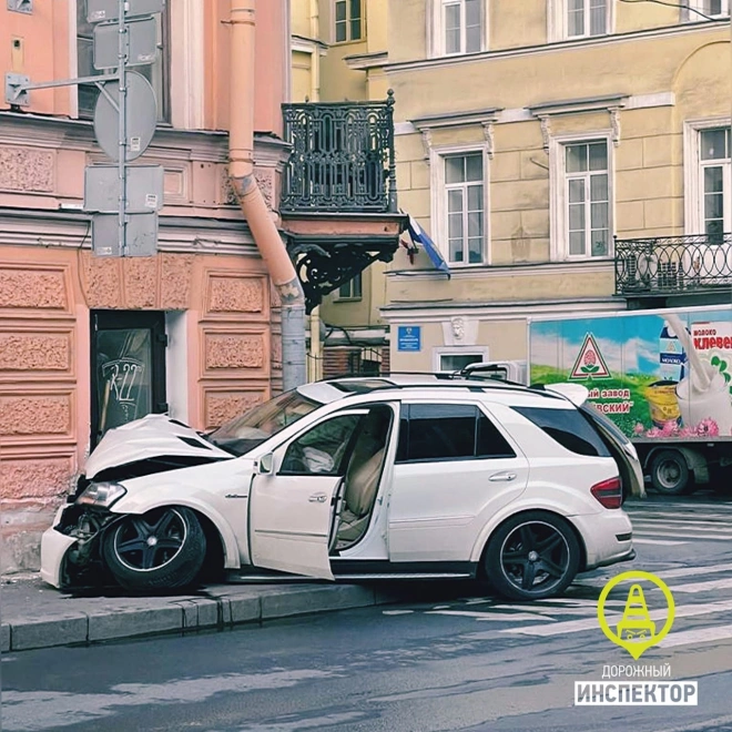 На проспекте Римского-Корсакова голодный водитель заехал в булочную прямо на Mercedes1