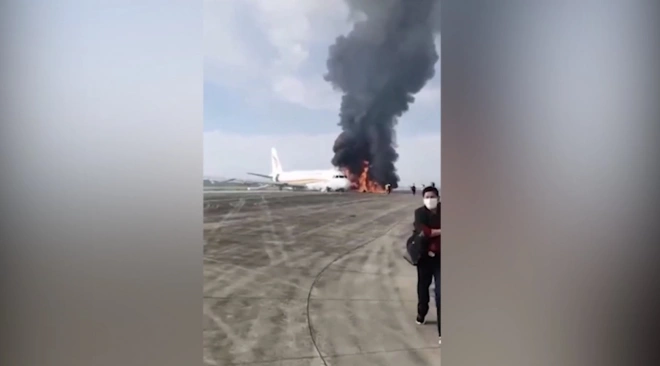 В Китае самолет со 122 пассажирами выкатился за пределы полосы и загорелся0