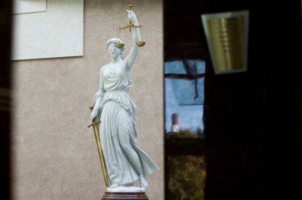 Суд заключил под стражу петербуржца, распылившего полицейским в лица баллончик