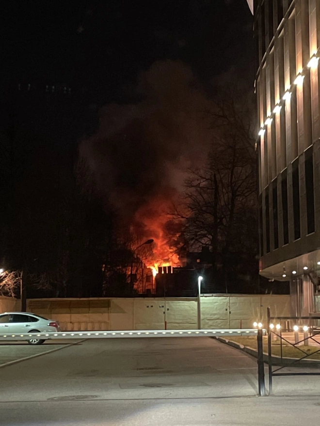 В административном здании на Биржевой линии загорелся третий этаж и чердак0