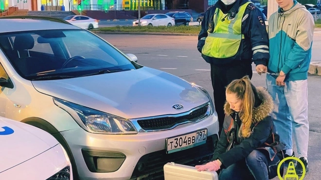 На проспекте Сизова правоохранители задержали выпившего подростка на каршеринге