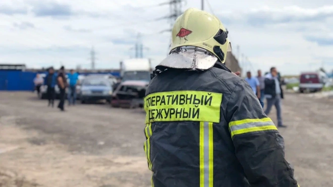 На Дубковском шоссе спасатели больше часа тушили горящий гараж