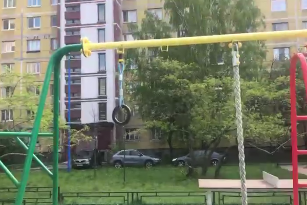 В Петербурге прокуратура проводит проверку после травмирования 10-летней девочки на детской площадке