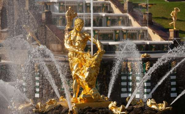 В Петергофе проходит &#171;Весенний праздник фонтанов&#187; с торжественной церемонией