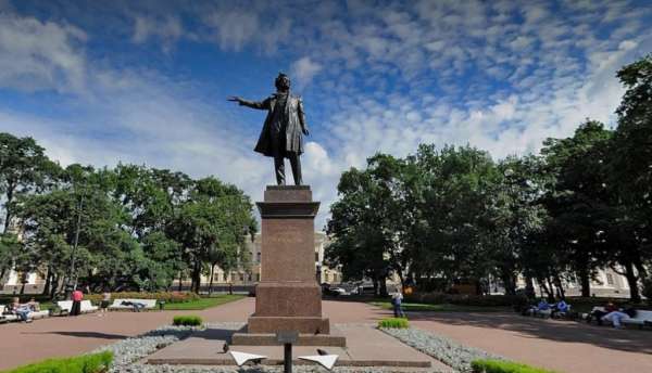Памятник Пушкина на площади Искусств ко Дню города стал чистым