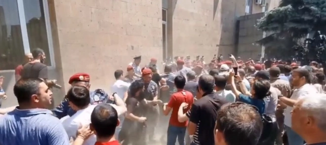 Протестующие в Ереване блокируют вход в здание правительства0