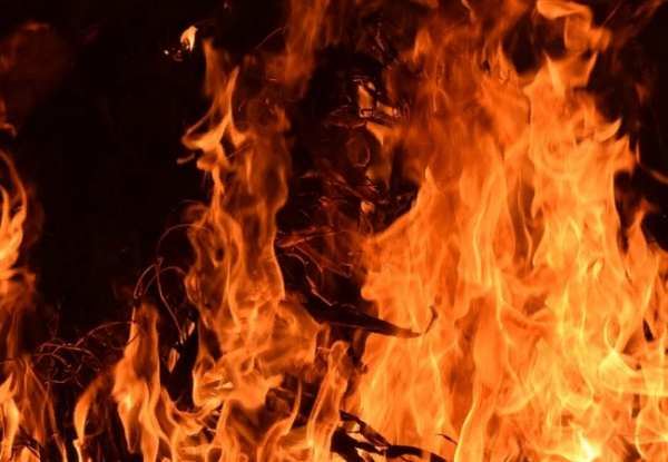 Пожар на мемориале Романовых в Екатеринбурге могли устроить поджигатели
