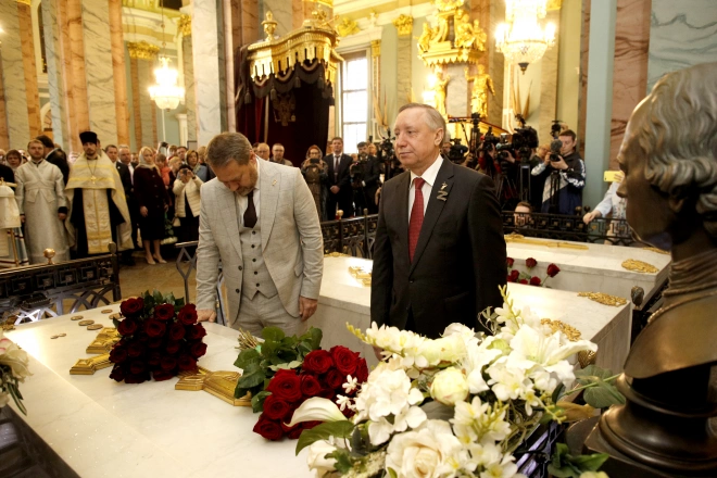 Спикер парламента и губернатор возложили цветы к надгробию Петра I