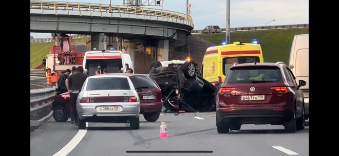 В массовой аварии на КАД перевернулся автомобиль0