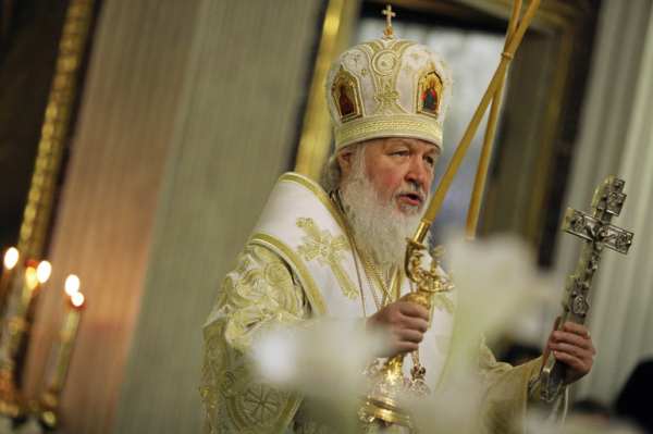 Патриарх Кирилл вспомнил о законах физики после падения во время богослужения