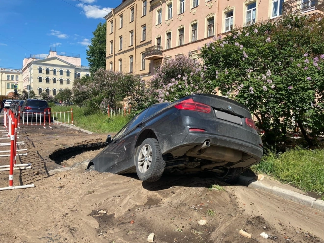BMW провалился под землю из-за потопа на Дровяной2