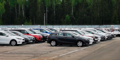 Дефицит автомобилей в России: репортаж с площадок с новыми машинами