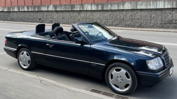 Не бита, не крашена: выставлен на продажу почти новый 25-летний Mercedes0