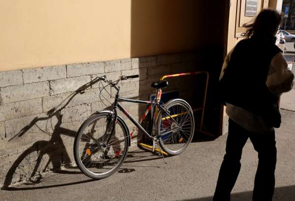 В Василеостровском районе автомобиль снес десятилетнего велосипедиста на повороте