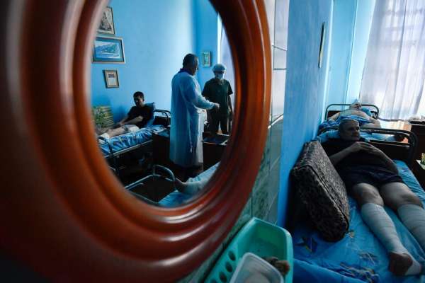 Тяжелобольных жителей Енакиево отправят на лечение в Ленобласти