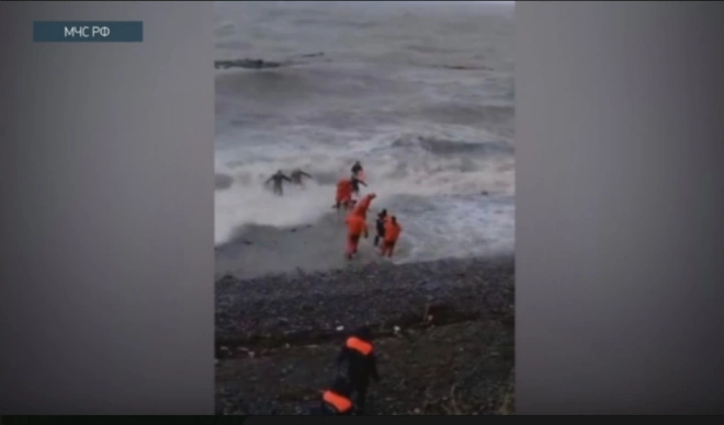 Опубликовано видео спасения одного из пострадавших, унесенного в море на автомобиле в Сочи0