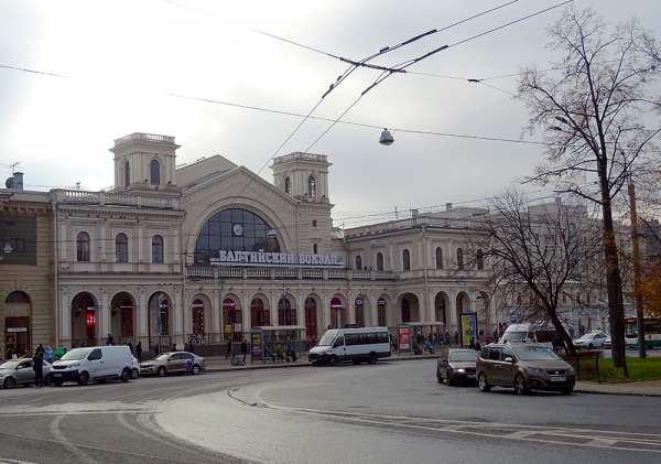 На Балтийском вокзале грабитель ударил пассажира по голове и отобрал его рюкзак