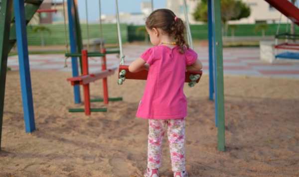 В Петербурге 5-летнюю девочку госпитализировали с тяжелыми травмами живота после падения с качелей в детском саду