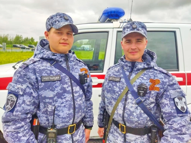 Росгвардейцы оказали помощь водителю который съехал в кювет на Пулковском шоссе1