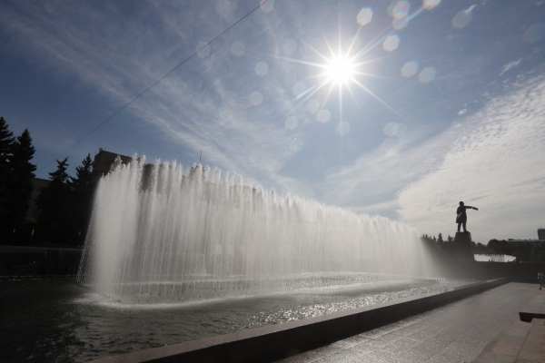 Купающиеся петербуржцы сломали фонтанный комплекс на Московской площади
