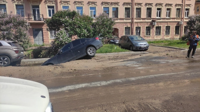 BMW провалился под землю из-за потопа на Дровяной