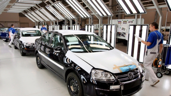 Шесть окладов за увольнение: Volkswagen заявил, что массовых сокращений нет0
