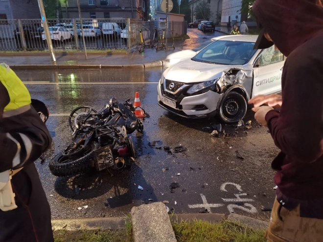 Юный мотоциклист попал в больницу после столкновения с каршерингом на проспекте Маршала Блюхера1
