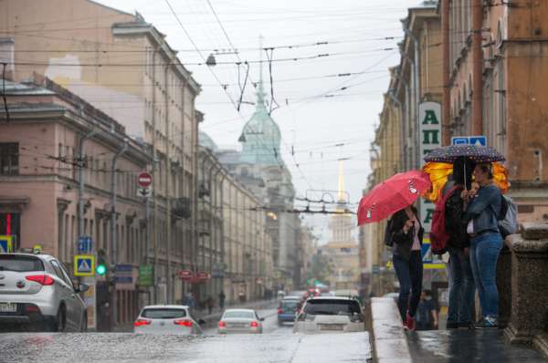 Под конец рабочей недели в Петербурге похолодало и идут дожди
