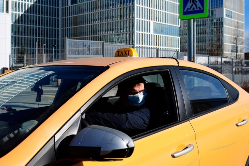 Путин подписал закон, запрещающий уголовникам работать в такси и общественном транспорте 