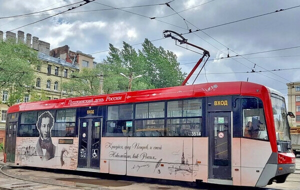 «Пушкинский трамвай» выехал на улицы Петербурга в День русского языка