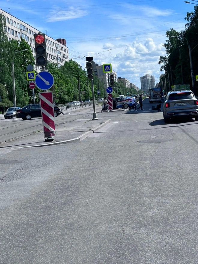 На пересечении Купчинской и Пловдивской столкнулись две иномарки1