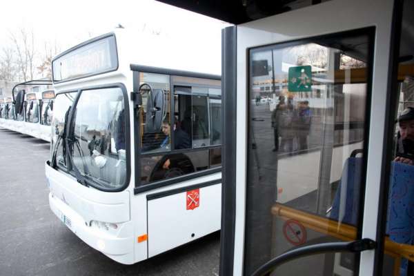 Петербуржцы не хотят делиться местом в автобусах с колясками и злятся на транспортную реформу
