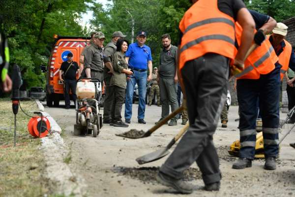 Рабочие из Ленобласти восстанавливают дорогу к больнице в Енакиево