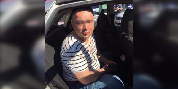 В Петербурге таксист-нелегал ударил пассажира топориком для разделки мяса