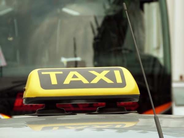 Таксиста задержали за сексуальное насилие над юной пассажиркой в Петербурге