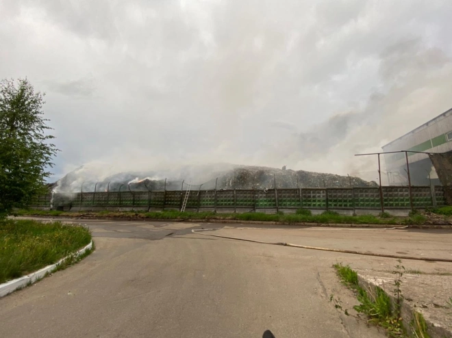 Видео: в Янино произошел пожар на территории МПБО-21