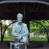 Рядом с умным фонтаном Сбера в Петергофе появилась скульптура фонтанщика