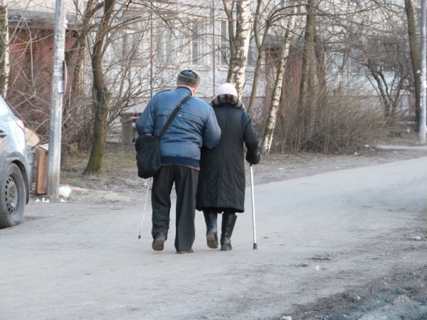 В Петербурге избивший пожилую женщину-инвалида водитель социального такси отделался условкой