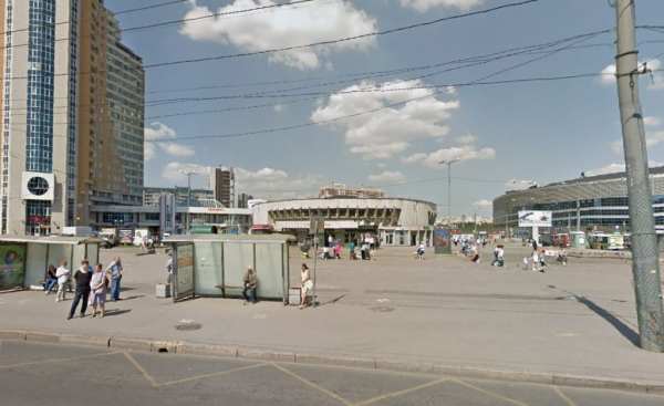У метро &#171;Проспект Большевиков&#187; мужчину одним ударом отправили в реанимацию с пробитым черепом