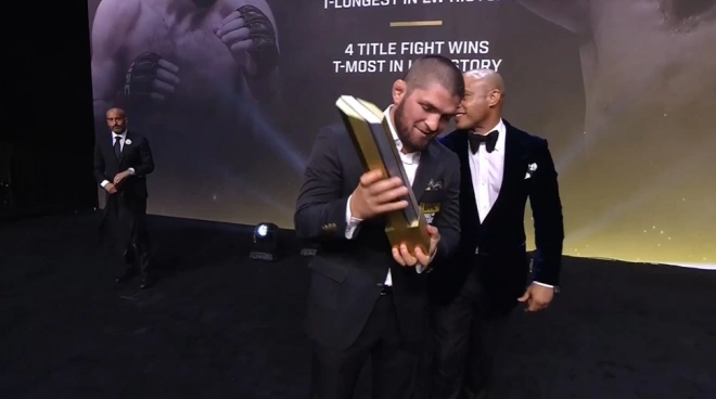Хабиб Нурмагомедов поблагодарил отца после включения в Зал славы UFC