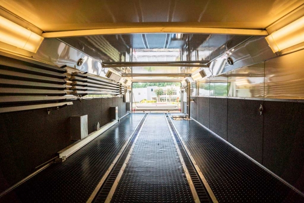 Кемпер на базе тягача Freightliner Coronado с прицепом-гаражом продают за 25 млн руб