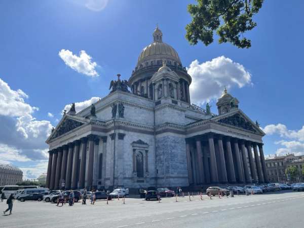 Петербуржца оштрафовали за поцелуй у храма