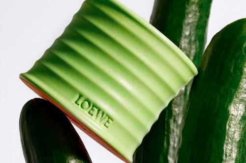 Бренд Loewe выпустил ароматическую свечу с запахом огурца 
