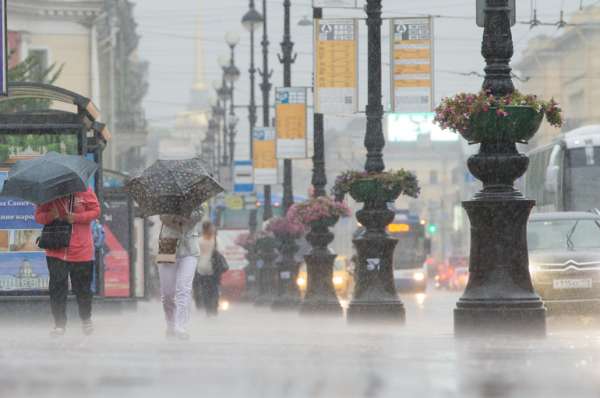С 6 вечера понедельника в Петербурге объявили &#171;оранжевый&#187; уровень опасности из-за дождя