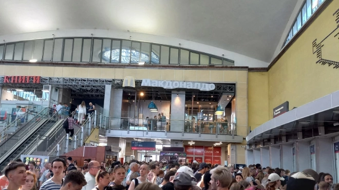 На Финляндском вокзале собралась толпа из пассажиров, которые хотят спрятаться от жары в Ленобласти
