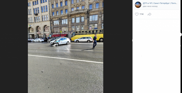 Авария с участием машины ДПС произошла на Невском проспекте