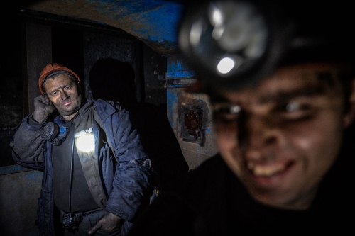 Горняков с обесточенной шахты имени Скочинского в ДНР вывели на поверхность 