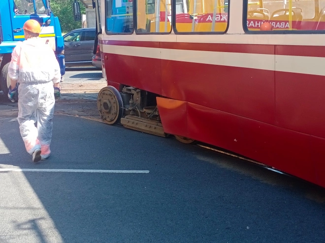 BMW снес трамвай на проспекте Обуховской обороны1