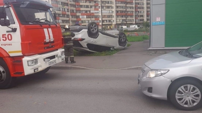 Автоледи за рулём Toyota перевернула машину при попытке припарковаться в Кудрово