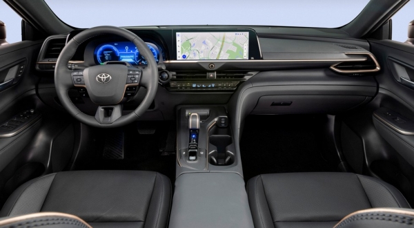 Toyota Crown теперь – глобальное семейство: два седана и кроссоверы